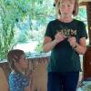 Interessiert lauschen die Kinder den Erläuterungen von Maria Götz zu den einzelnen Kräutern. 