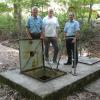 Wassermeister Hans-Peter Wagner (links) hatte die Idee, das Wasser des stillgelegten Hochbehälters in Eichelsdorf der Feuerwehr zur Verfügung zu stellen. Das stieß sofort auf offene Ohren von Bürgermeister Wolfgang Borst (Mitte) und stellvertretenden Kommandanten Mathias Wilk (rechts).