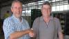Der Vorsitzende des Wasserbeschaffungsverbandes Albertshofen, Erich Wenkheimer (links), gratulierte Vorstandsmitglied Reinhard Busigel zur Wiederwahl und ehrte ihn für 30 Jahre Vorstandsarbeit.
