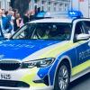 Die schwüle Luft sorgte beim Rakoczy-Fest in Bad Kissingen für großen Flüssigkeitsbedarf. Hier versorgt Oberbürgermeister Dirk Vogel die Einsatzkräfte der Polizei höchstselbst mit Getränken.