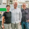 Schreinerhandwerk in der vierten Generation. Sandra und Volker Hein mit seinem Vater Karl-Joseph Hein. Er hatte den Familienbetrieb zuvor gemeinsam mit seiner Frau Astrid Hein geleitet.