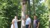 Baumtorso gesichert (von links): Claudia Balling, Martin Heilig und Peter Nembach.