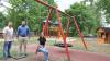 Neu gestaltet ist der Spielplatz in Hoppachshof (von links): Bauhofleiter Rene Seith, Bürgermeister Johannes Grebner und Schülerpraktikantin Lara Hümpfner.