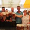 Selbst gezapft schmeckt das Bier noch besser: (von links) Franz Widmann, Matthias Mangiapane, Sandy Ferling, Dieter Daus, Johannes und Gerlinde Ritter, Michael Siegler und Sonja Razzolini-Traub. 