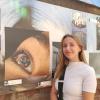 Celina Dittloff stellt ihre freie Fotoarbeit vor: das Auge ihres Bruders, in das sie ein Bild der Erdkugel eingefügt hat. Celina Dittloff stellt ihre freie Fotoarbeit vor: das Auge ihres Bruders, in das sie ein Bild der Erdkugel eingefügt hat.