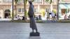 Kunst im öffentlichen Raum: Aufstellung einer Figur von Emy Roeder im Rathausinnenhof Würzburg .