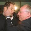 Zwei, die sich verstehen: Bernd Hollerbach und Uwe Seeler bei dessen Feier zum 65. Geburtstag.