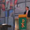 Der neue Diakoniechef Carsten Bräumer bei seinem Stammbucheintrag in der Christuskirche.