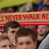 Fans Liverpool mit Schal ''You'll Never Walk Alone''.