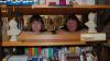 Blick durchs Regal:  Stellvertretende Bibliotheksleiterin Katharina Skunca (links) und ihre Kollegin Bibliotheksassistentin Irmgard Lang hatten auch in der Pandemie viel zu tun.