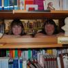 Blick durchs Regal:  Stellvertretende Bibliotheksleiterin Katharina Skunca (links) und ihre Kollegin Bibliotheksassistentin Irmgard Lang hatten auch in der Pandemie viel zu tun.