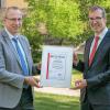 KWM-Geschäftsführer Volker Sauer (links) und Prof. Dr. med. Mathias Mäurer, Chefarzt der Neurologie am KWM Juliusspital, freuen sich über die Zertifizierung als integriertes Myasthenie-Zentrum.
