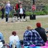 Die jungen Poeten und Poetinnen beim sechsten "Poetrip" an der Schweinfurter Stadtmauer nahmen kein Blatt vor dem Mund. Jule Beck versuchte sogar, sich in den sorglosen Kopf ihres Goldfisches zu versetzen.