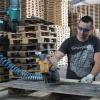 Elf Bretter, neun Klötze und 78 Nägel: Fertig ist die Palette. Bisher nur "Beiwerk", wurden Paletten und Gitterboxen im vergangenen halben Jahr bundesweit zum nachgefragten Gut. Im Bild: die Reparaturwerkstatt beim Palettenhandel Röder in Wiesenfeld.