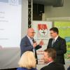 Zu der Festveranstaltung "25 Jahre VGMT" war der baden-württembergische Verkehrsminister Winfried Hermann (am Mikrofon) angereist. Landrat Christoph Schauder (rechts) bat ihn, "auf die Notwendigkeit des Ausbaus der ÖPNV-Infrastruktur aufmerksam zu machen." Ländliche Kreise dürften dabei nicht vergessen werden. Zu der Festveranstaltung "25 Jahre VGMT" war der baden-württembergische Verkehrsminister Winfried Hermann (am Mikrofon) angereist. Landrat Christoph Schauder (rechts) bat ihn, "auf die Notwendigkeit des Ausbaus der ÖPNV-Infrastruktur aufmerksam zu machen." Ländliche Kreise dürften dabei nicht vergessen werden.