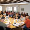 Das gibt es nur selten im Schwarzacher Gemeinderat: Rund 30 Zuhörer interessierten sich im Langhaus für die Themen, vor allem für die Fußwegsperrung in Schwarzenau.