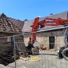 Auch der schmale Gartenweg am Marienheim und die angrenzenden Gebäude müssen erst gesichert werden, bevor weiter abgebrochen werden kann.