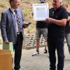 Toni Weis (rechts) wurde von Bürgermeister Thorsten Schwab zum "Ehrenbauhofleiter" ernannt. Toni Weis (rechts) wurde von Bürgermeister Thorsten Schwab zum "Ehrenbauhofleiter" ernannt.