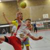Rechtsaußen Dominic Buchmüller vom HSC Bad Neustadt II (am Ball) kann sich in dieser Szene zwar durchsetzen, am Ende hatte sein Team gegen die HSG Volkach aber das Nachsehen.