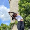 Schief wie der Falterturm: Für die stehende Sequenz am Kitzinger Wahrzeichen hat sich Yogalehrerin Fatima Yalcin eigens eine neue Yoga-Haltung ausgedacht: den Turm.