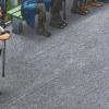 Die Karikatur „Lastenverteilung“ von Gerhard Haderer bringt es auf den Punkt: Sieben Rentnerinnen und Rentner applaudieren einem Arbeitnehmer auf dem Weg ins Büro.