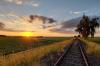 Blick auf die Trasse der Steigerwaldbahn in der Abendsonne in der Nähe von Frankenwinheim.