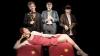Dostojewskis "Der Spieler" in der Theaterwerkstatt mit Polina Alexandrowna (Sophia Memmel/vorne) und (von links) Der General (Andreas Protte), Alexej Iwanowitsch (Alexander Zamzow) sowie Mister Astley (Ursula Bertelmann)