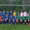Der TSV Großbardorf gewann das U-17-Finale des Landrätepokals Rhön-Grabfeld mit 4:1 gegen die SG Unterweißenbrunn. Das Bild zeigt die beiden Finalisten (Großbardorf in grünem Trikot, Unterweißenbrunn in blauem) mit dem stellvertretenden Landrat Josef Demar (links), dem Kreisvorsitzenden Rainer Lochmüller (Dritter von links), Schiedsrichter Phillip Trenk (Mitte, in Gelb), Kreisjuniorenleiter Thomas Kirchner (rechts) und den Betreuern beider Mannschaften.