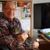 Ist Anfang Mai im Alter von 86 Jahren verstorben: Walter Erhard, hier 2019 mit Kater Teyne am Schreibtisch, der mehr als sechs Jahrzehnte die Basketball-Abteilung der DJK Schweinfurt leitete.