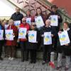 Ein gutes Dutzend Künstlerinnen und Künstler der Künstler-Gruppe OxArt versammelte sich am Samstag vor dem Rathaus um ihre Solidarität zu den ukrainischen Flüchtlingen zu zeigen.