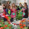 In Kirchaich stizt der Kindergarten gleich neben der Gärtnerei und so gab es für die Pflanzen des Jahres trotz Ferien ein Ständchen der Kindergartenkinder.