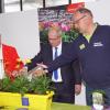 Die generelle Gießempfehlung ist es nicht, aber zur Taufe bekamen die "Sunny Sisters" einen Schluck Sekt vom unterfränkischen Vorsitzenden des Bayerischen Gartenbauverbandes, Friedrich Reim, Regierungspräsident Eugen Ehmann und Gärtner Dietmar Hofmann (von links), in dessen Betrieb in Kirchaich die diesjährige Pflanzentaufe stattfand. Die generelle Gießempfehlung ist es nicht, aber zur Taufe bekamen die "Sunny Sisters" einen Schluck Sekt vom unterfränkischen Vorsitzenden des Bayerischen Gartenbauverbandes, Friedrich Reim, Regierungspräsident Eugen Ehmann und Gärtner Dietmar Hofmann (von links), in dessen Betrieb in Kirchaich die diesjährige Pflanzentaufe stattfand.