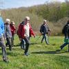 Der Rundweg der Wandergruppe aus der ganzen Diözese Würzburg führte auch am Längsee vorbei. Gaby Rothenbucher (rechts) erläuterte den Teilnehmerinnen und Teilnehmer die Besonderheiten entlang des Europäischen Kulturweges in Waldbüttelbrunn.