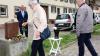An der Koffer-Skulptur des Denkorts "Deportationen" legten Bürgerinnen und Bürger symbolisch bunte Rosen nieder.