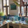 Auf dem Themen-Büchertisch liegen Kinderbücher, Sachbücher und Romane zum Thema Wasser aus.