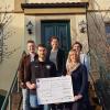 Bettina Schmitt und das Pfarrgemeindeteam freuen sich über einen Spenden-Scheck über 500 Euro für das Ukraine-Hilfsprojekt von den JUZ-Mitgliedern: (hintere Reihe von links) : Marcel Warmuth (Kassier JUZ), Marion Heil (Helferkreis), Annette Göbel (PGR) Vordere Reihe: Jonas Heil (JUZ-Vorsitzender) und Bettina Schmitt (dritte Bürgermeisterin).
