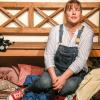 Heide Hoffmann spielt Agnes, der die Aufgabe zugefallen ist, das Haus der verstorbenen Eltern auszuräumen.