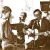 Vor 25 Jahren: Bei der Eröffnung des Jugendkulturhauses bot auch der damalige Sozialreferent Peter Motsch an der Gitarre einen Beitrag. Hinten: eine Abordnung der Dundee Pipers.