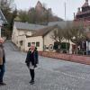 Bürgermeister Michael Gram zeigt Staatssekretärin Anna Stolz den neuen Platz und die dazugehörige Treppe nach Bergrothenfels.