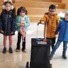 Sechs Kinder der Kita Kolpingstraße waren begeistert vom neuen rollenden Medienkoffer der Stadtbibliothek Marktheidenfeld.