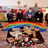 Gott schenkt uns Zukunft und Hoffnung – Unter diesem Motto feierten zwölf Kinder und Jugendliche im evangelischen Gemeindehaus in Bad Königshofen den Weltgebetstag. In einem besonderen Gottesdienst erfuhren sie Wissenswertes über England, Wales und Nordirland, über die Länder, die in diesem Jahr den Weltgebetstag vorbereitet hatten. Im Mittelpunkt des Gottesdienstes stand die biblische Erzählung vom Propheten Jeremia, der den Israeliten in babylonischer Gefangenschaft neue Hoffnung und Vertrauen in Gott zurückgab. Die Kinder und Jugendlichen konnten von Jeremia lernen: Gott hat einen Plan für mich, er lässt mich nicht allein! Nach einem englischen Imbiss mit Scones und Tee wurde ein Garten für die Fensterbank gestaltet. Mit verschiedenen Spielerunden und einem Teebeutel-Weitwurf-Wettbewerb klang der Vormittag aus. Vorbereitet und geleitet wurde der Weltgebetstag von Anna Voigt und Gabriele Seelmann. Auf dem Foto sind die Teilnehmer des Weltgebetstages für Kinder zu sehen.