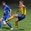 Stürmt für die DJK Wülfershausen/Burghausen: Der spielende Coach Fabian Benkert (links), der auch in der kommenden Runde an Bord bleibt (rechts Felix Lommel vom TSV Grettstadt).