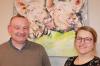 Thomas Schwarzmann und Karoline Schramm können noch lachen, dabei machen sich die beiden große Sorgen um die Ferkelerzeuger und Schweinehalter in der Region.
