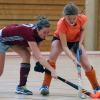 Konnte sich nicht entscheidend durchsetzen: HC-Schweinfurt-Stürmerin Lena Müller (rechts) im Relegationsrückspiel gegen die FT Freiburg, das 2:2 endete.