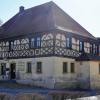 Das Gasthof "zum Goldenen Kreuz" ist Gegenstand von städtebaulichen Planungen. Unser Bild zeigt das Kerngebäude mit Fachwerk und linksseitigem Torbogen ("Tanzcenter"), Erker und rückwärtigen Anbauten.
