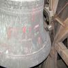 450 Jahre alt wird die Glocke in der Stadtpfarrkirche - mit Lackfarbe beschmiert, mit Messern zerkratzt und vom Taubenkot verätzt. Das Relief der Kreuzigungsgruppe kann man aber noch erkennen.