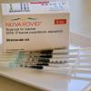 Vorbereitete Spritzen für die Nuvaxovid-Impfung liegen auf einem Tablett. Auch in Stadt und Landkreis Würzburg können sich ab diesem Dienstag nicht geimpfte Beschäftigte im Gesundheits- und Pflegebereich damit impfen lassen.