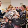 Christoph Kraus ist stolz, dass sein Spiel "Der Taubertalexpress" nun auch im Würzburger Raum erhältlich ist. Die ersten Exemplare brachte er in die Buchhandlung Schöningh in Höchberg, wo Renate Schneider den Verkauf gerne übernimmt.