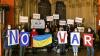 Vor dem Portal der Würzburger Marienkapelle fand  am Donnerstag  angesichts der Spannungen zwischen der Ukraine und Russland  eine Friedensaktion statt.