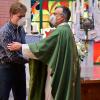Glückwünsche des evangelischen Pfarrers Daniel Fenske (links) an seinen katholischen Amtsbruder Matthias Lotz. Glückwünsche des evangelischen Pfarrers Daniel Fenske (links) an seinen katholischen Amtsbruder Matthias Lotz.